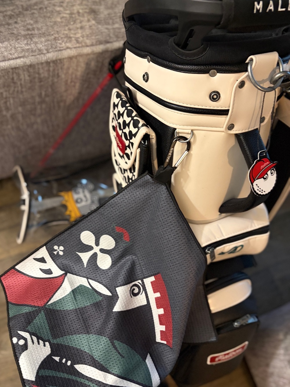 Malbon King of Hearts Stand golf bag w/matching towel. - Picture 3 of 15
